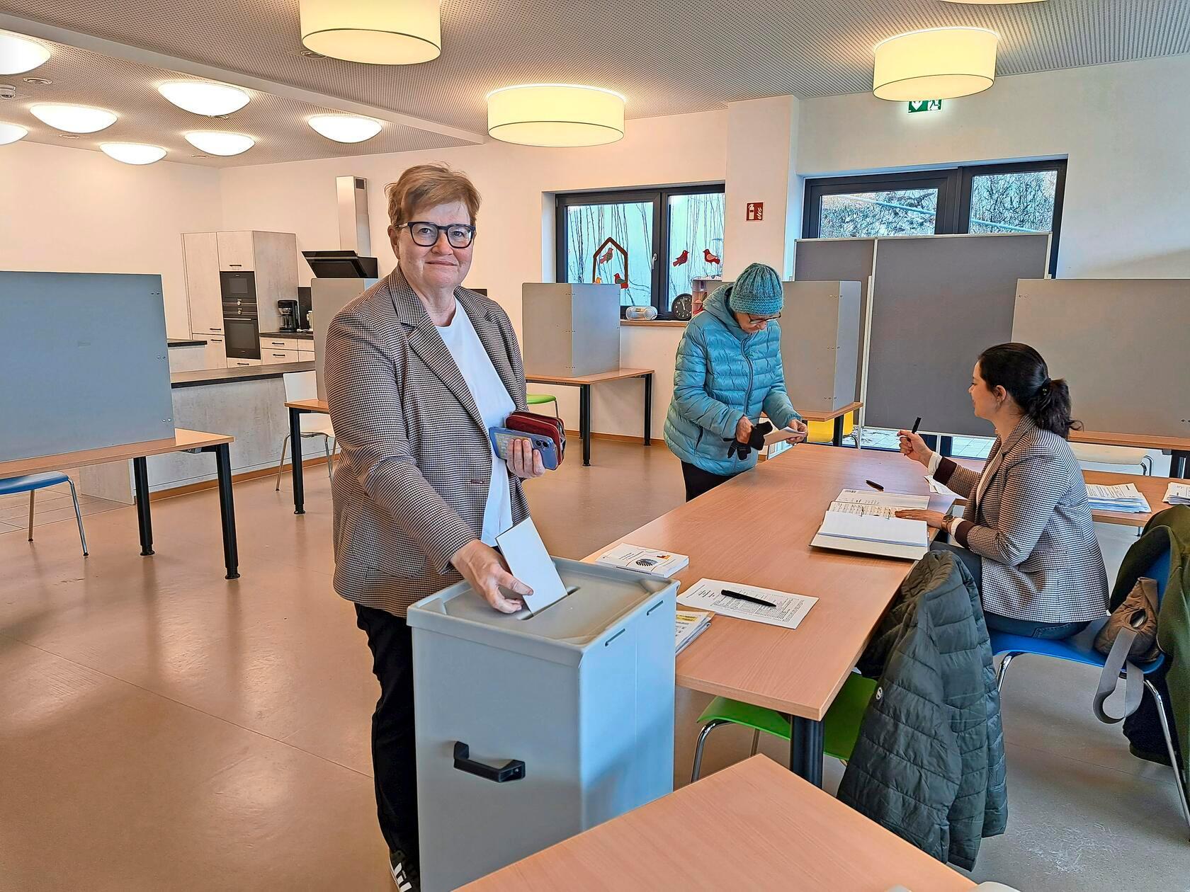Die Parlamentarische Staatssekretärin Anette Kramme (Bayreuth) gab am Sonntag an ihrem Wohnort Heinersreuth ihre Stimme ab. Auch sie bleibt im Parlament.