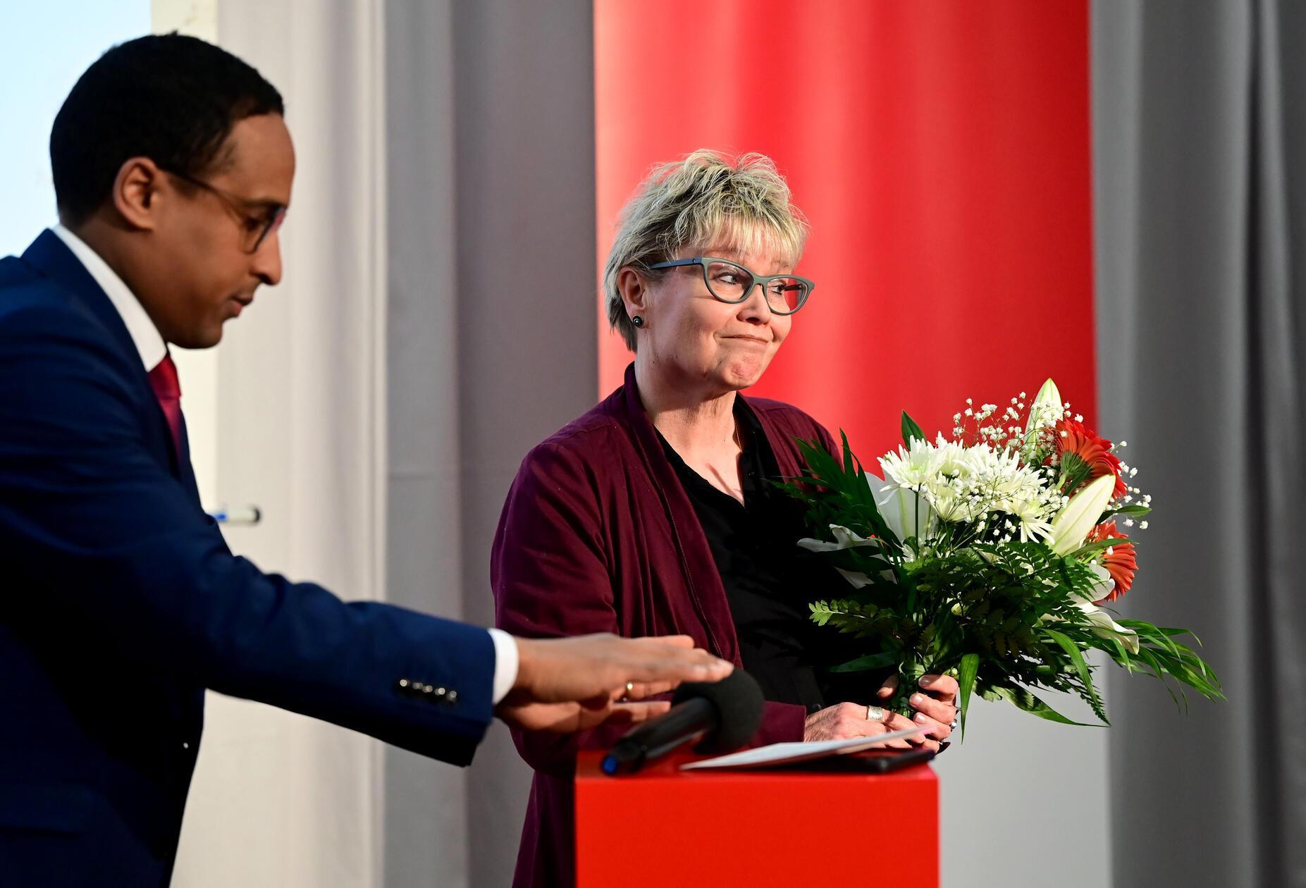 Ein Bild von der Wahlparty der Nürnberger SPD im Karl-Bröger-Zentrum, vom SPD-Chef Nasser Ahmed gibt es Blumen für Gabriela Heinrich, die auch dem neuen Bundestag wieder angehören wird.