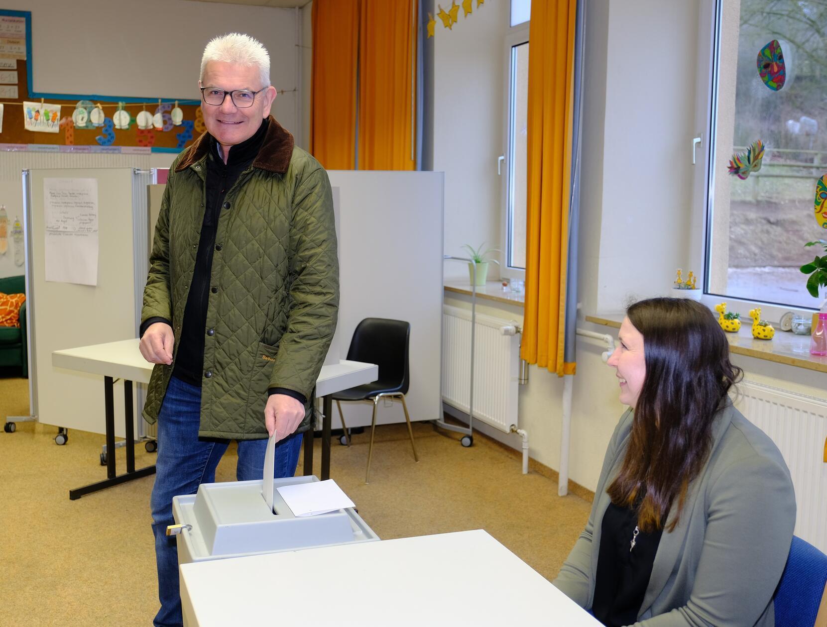 Artur Auernhammer gab seine Stimme im Wahllokal in seinem Heimatort Oberhochstatt ab. Für seinen Wahlkreis Ansbach zieht das CSU-Mitglied wieder in den Bundestag ein.