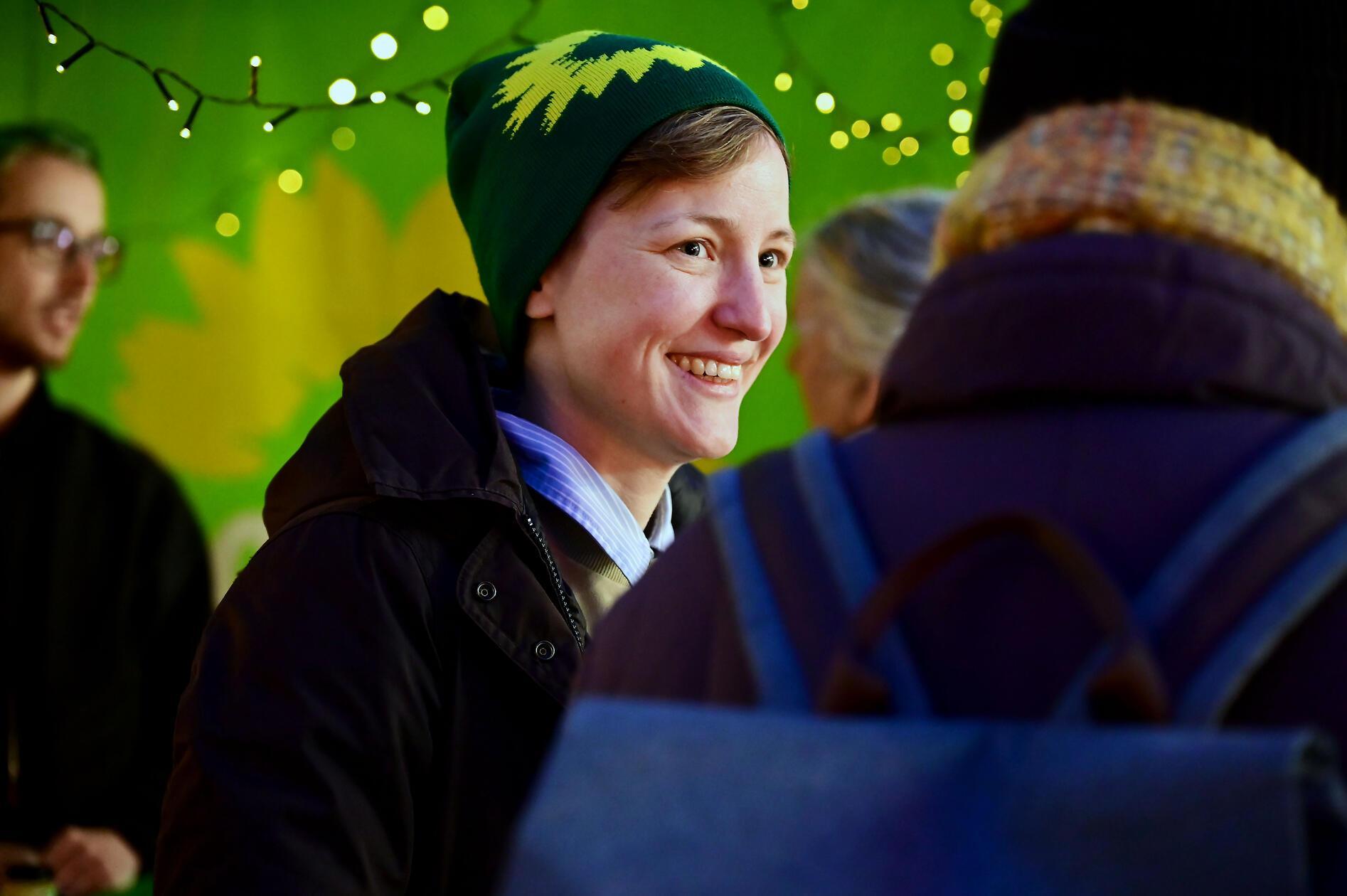 Für den Wahlkreis Nürnberg-Nord geht sie zum ersten Mal für die Grünen nach Berlin: Rebecca Lenhard zieht mit 21,6 Prozent in den Bundestag ein. Sie folgt auf Tessa Ganserer, die nicht mehr kandidiert hat. Den Wahlkreis hatte eigentlich Sebastian Brehm von der CSU gewonnen, jedoch reichte die Zweitstimmendeckung der CSU nicht für seinen Einzug.