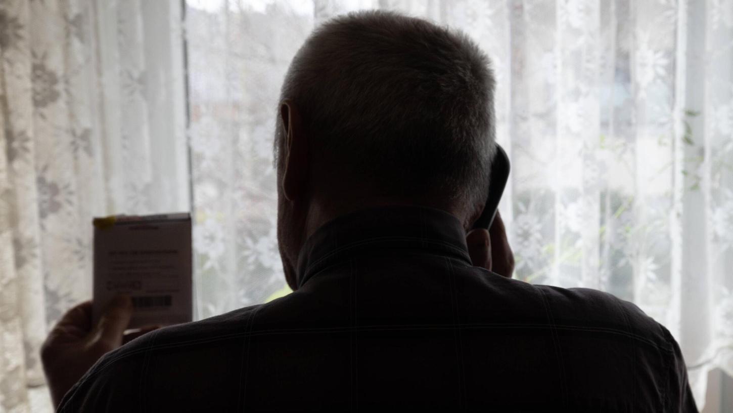 Sensible Daten sollten niemals am Telefon preisgegeben werden. Sensible Daten sollten niemals am Telefon preisgegeben werden.
