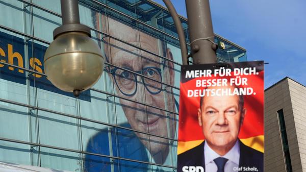 24.02.2025, Berlin: Ein Wahlplakat der SPD hängt v