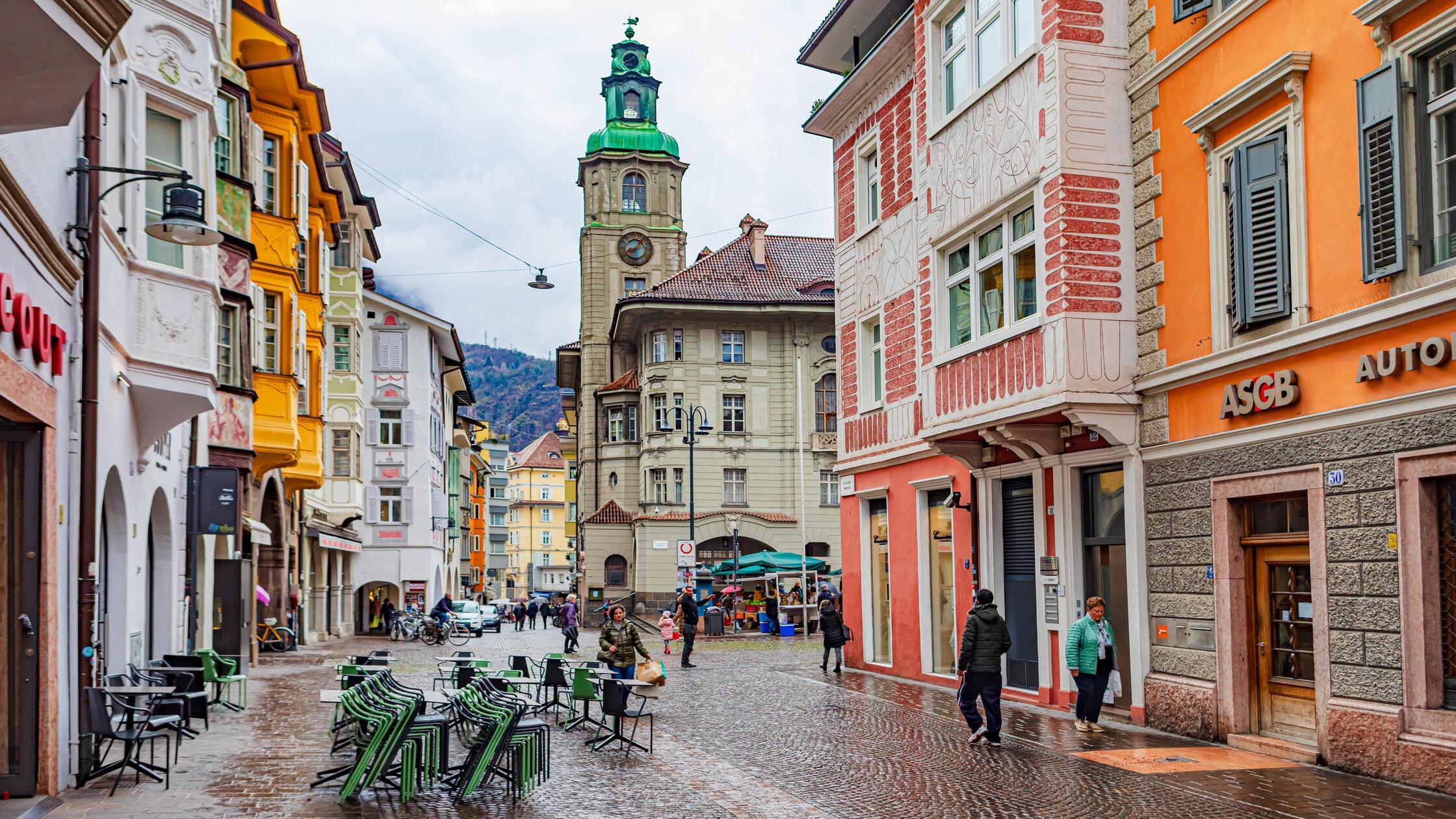 BOZEN, ITALIEN - CA. MÄRZ 2024: Bindergasse in Boz