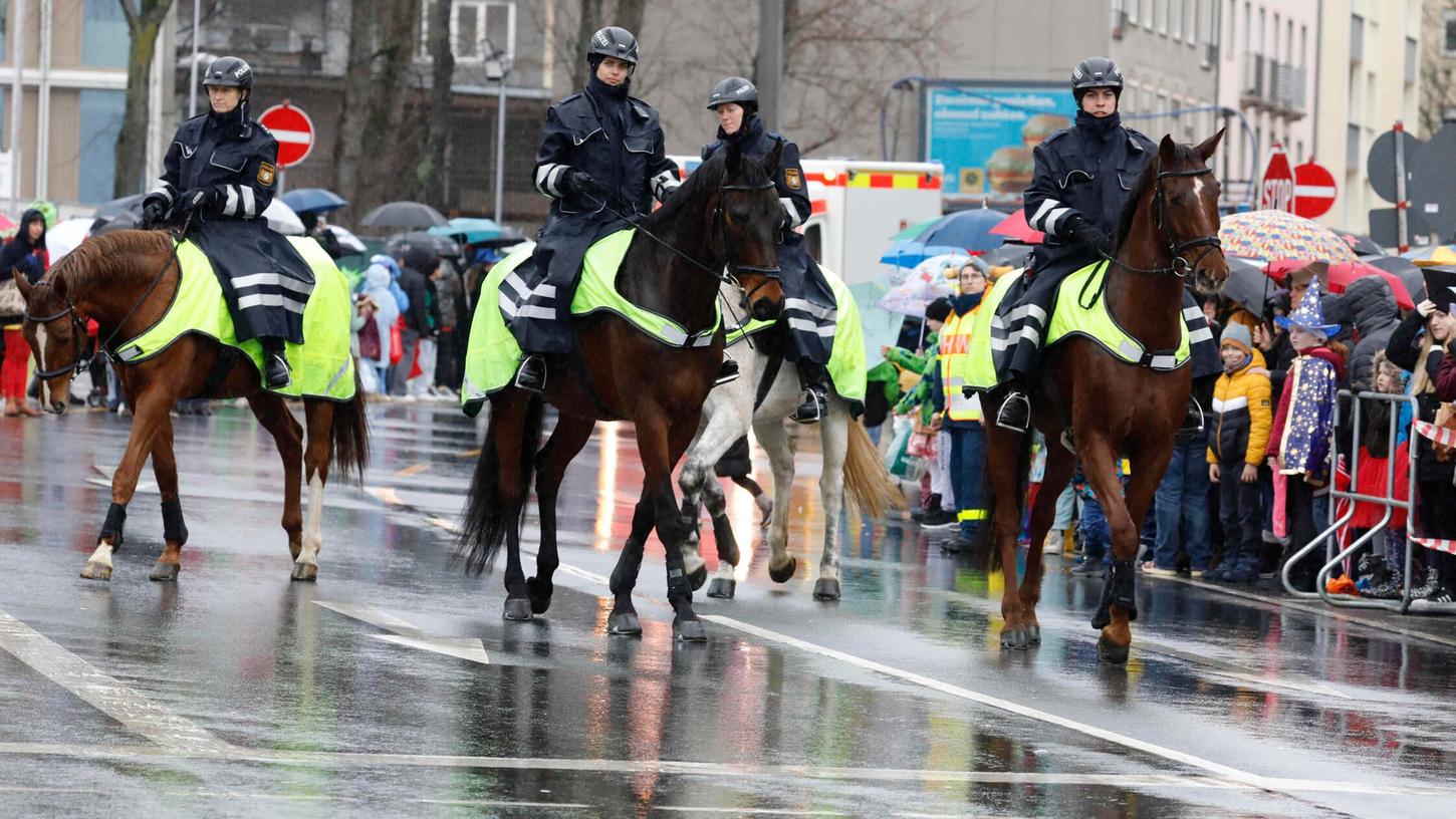 Die Polizei ist auch bei den Nürnberger Faschingsumzügen stets präsent. Die Polizei ist auch bei den Nürnberger Faschingsumzügen stets präsent.