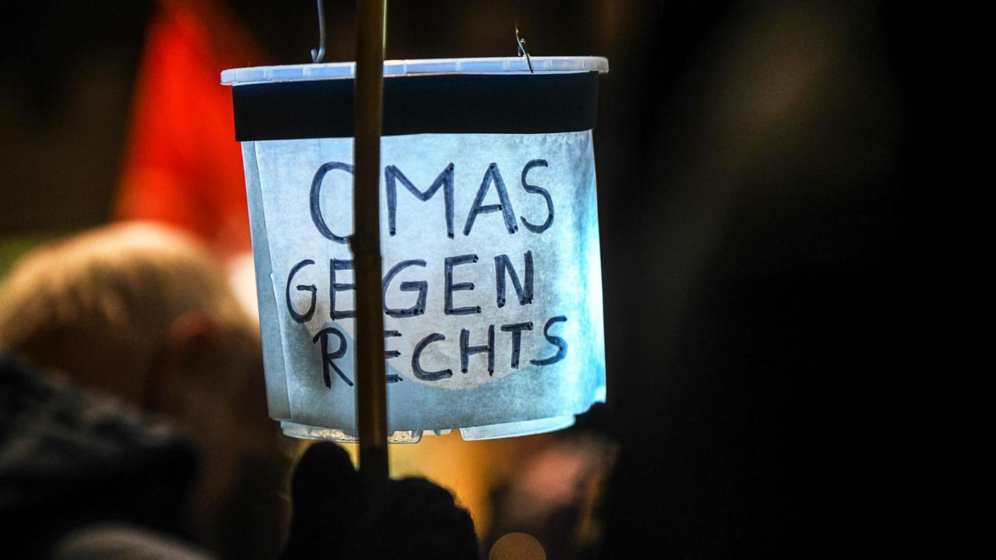 Eine Laterne mit der Aufschrift "Omas gegen rechts" ist bei einer Demonstration unter dem Motto "Die Brandmauer brennt - Lichtermeer für Menschenrechte und Demokratie" auf dem Marktplatz in der Innenstadt zu sehen. (zu dpa: "Kritik an Unions-Anfrage zu politisch aktiven Vereinen") Eine Laterne mit der Aufschrift "Omas gegen rechts" ist bei einer Demonstration unter dem Motto "Die Brandmauer brennt - Lichtermeer für Menschenrechte und Demokratie" auf dem Marktplatz in der Innenstadt zu sehen. (zu dpa: "Kritik an Unions-Anfrage zu politisch aktiven Vereinen")