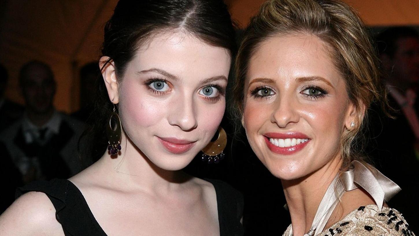 In den 2000-ern standen Sarah Michelle Gellar (rechts) und Michelle Trachtenberg als Serienschwestern gemeinsam vor der Kamera. Nun ist Trachtenberg im Alter von 39 Jahren gestorben. In den 2000-ern standen Sarah Michelle Gellar (rechts) und Michelle Trachtenberg als Serienschwestern gemeinsam vor der Kamera. Nun ist Trachtenberg im Alter von 39 Jahren gestorben.