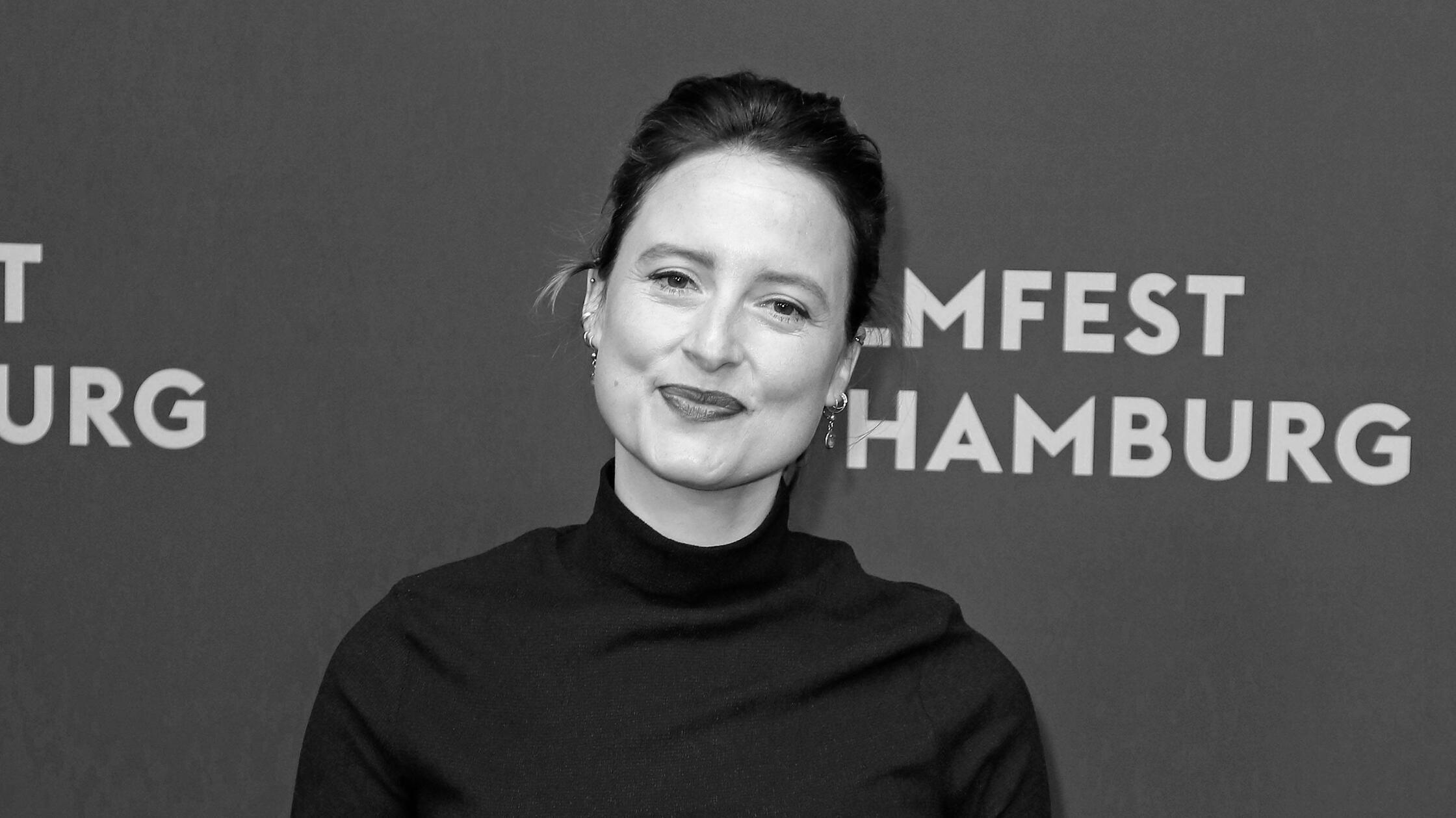 Trauer um Wanda Perdelwitz. Die deutsche Schauspielerin ist nach einem Fahrradunfall in einer Hamburger Klinik gestorben - das berichten mehrere Medien übereinstimmend. Wanda Perdelwitz war eine gefragte Schauspielerin in der deutschen Filmbranche. Neun Jahre lang spielte sie die Polizistin Nina Sieveking in der Erfolgsserie „Großstadtrevier“ (ARD). Die 41-Jährige spielte zudem unter anderem Rollen in den beliebten TV-Formaten „Tatort“, „Küstenwache“, „Der Alte“, „Soko Wismar“ und „Das Traumschiff“.