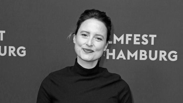 Trauer um Wanda Perdelwitz. Die deutsche Schauspielerin ist nach einem Fahrradunfall in einer Hamburger Klinik gestorben - das berichten mehrere Medien übereinstimmend. Wanda Perdelwitz war eine gefragte Schauspielerin in der deutschen Filmbranche. Neun Jahre lang spielte sie die Polizistin Nina Sieveking in der Erfolgsserie „Großstadtrevier“ (ARD). Die 41-Jährige spielte zudem unter anderem Rollen in den beliebten TV-Formaten „Tatort“, „Küstenwache“, „Der Alte“, „Soko Wismar“ und „Das Traumschiff“.