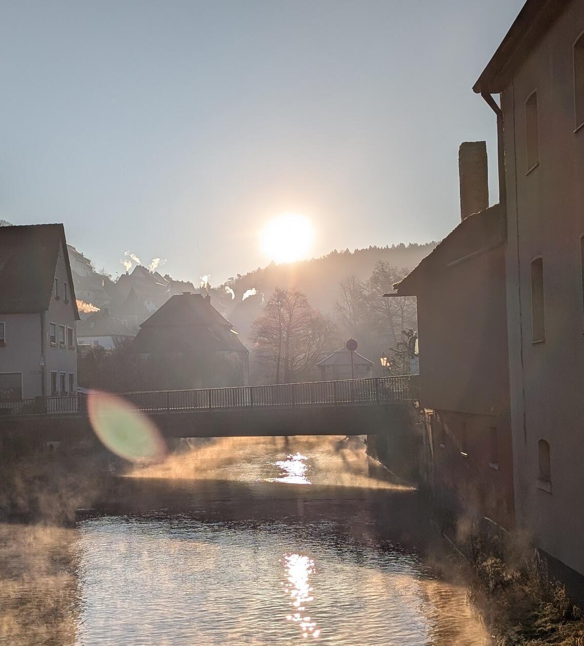 Nebel steigt an diesem kalten Februarmorgen über der Pegnitz in Velden auf, die ersten Sonnenstrahlen sorgen für eine besondere Stimmung.