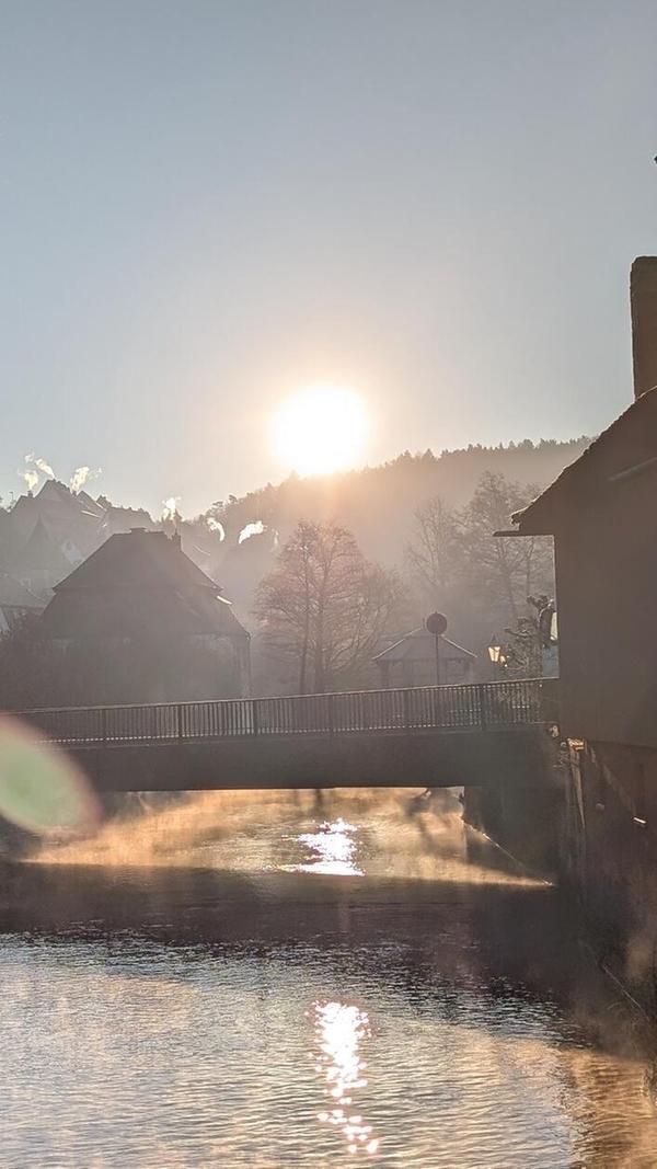 Nebel steigt an diesem kalten Februarmorgen über der Pegnitz in Velden auf, die ersten Sonnenstrahlen sorgen für eine besondere Stimmung.