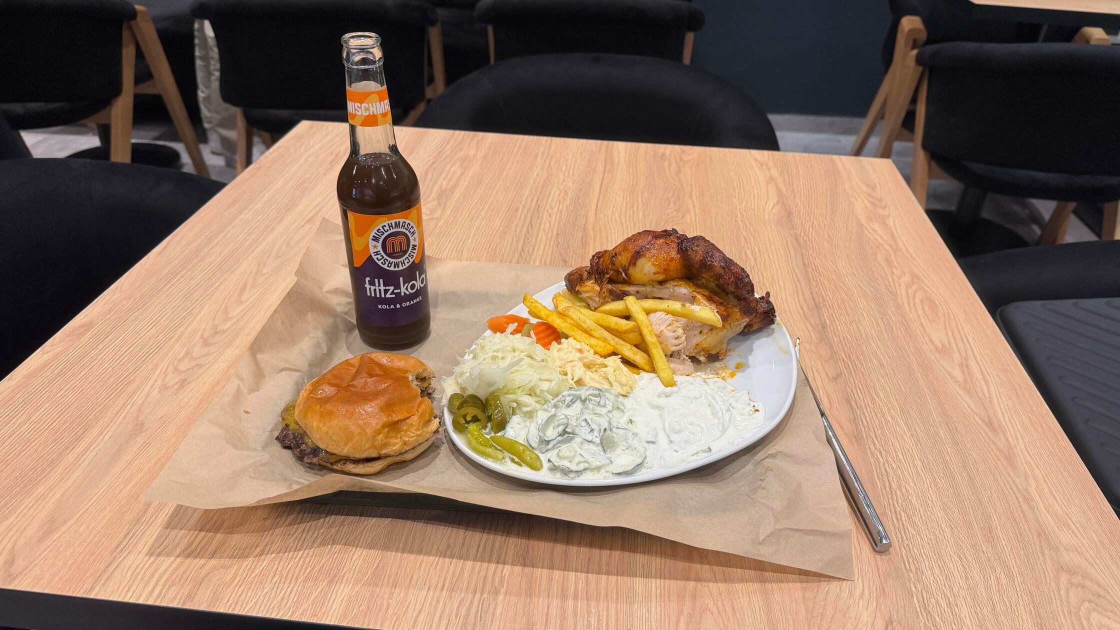 Modern und hip trifft auf klassischen Küche: Smashburger und Fritz-Cola neben halbem Hähnchen.