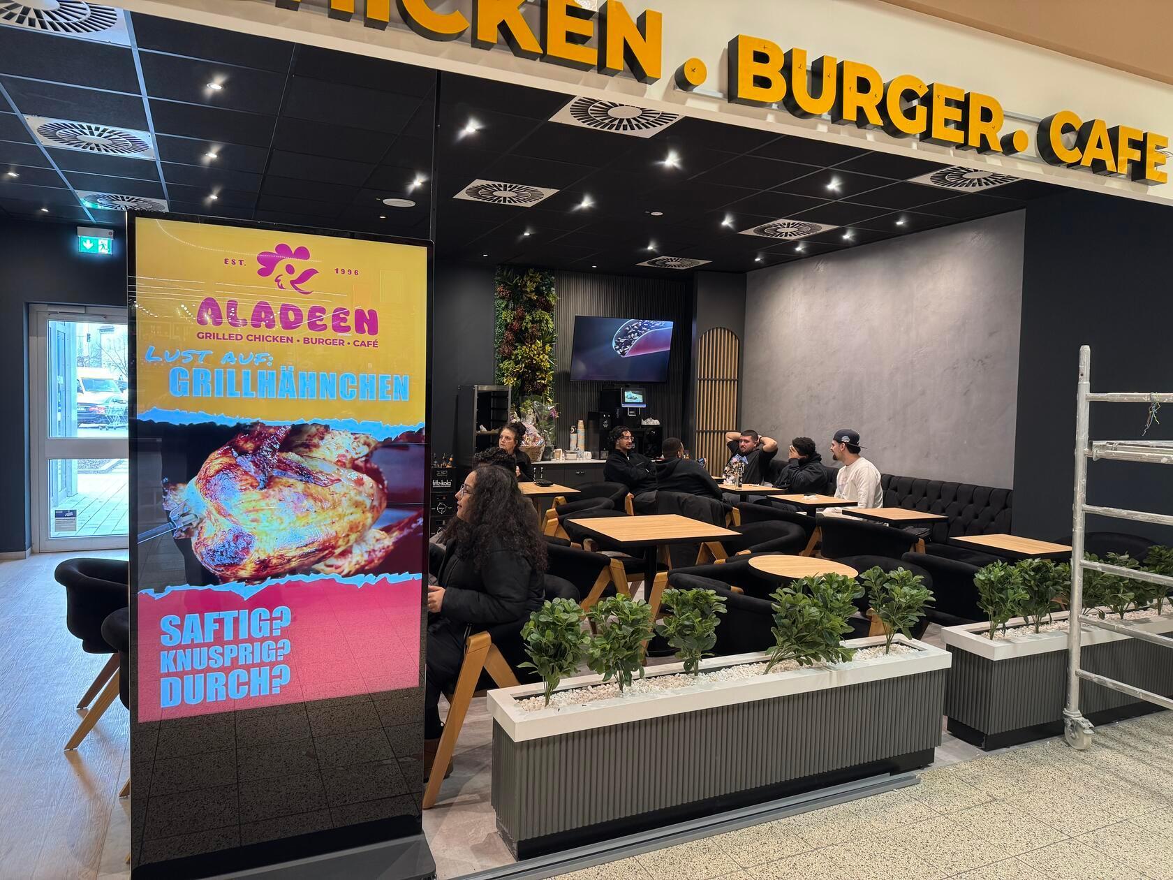 Etwa 25 Plätze bieten die Sitzmöglichkeiten neben der Theke.