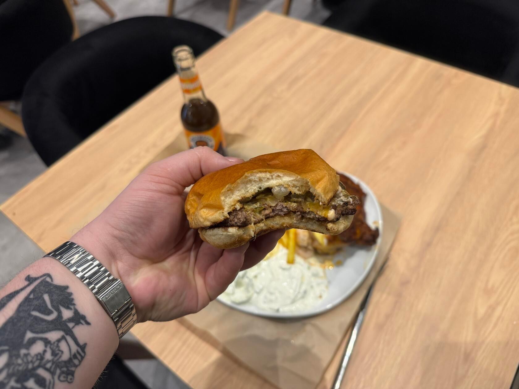 Smashburger sind neu im Angebot, der eigentlich auf Hähnchen konzentrierten Kette an Hähnchenwagen.