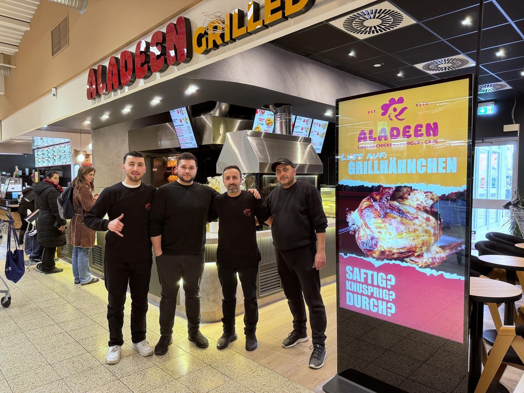 Vier bis fünf Mitarbeiter arbeiten an den zwei Theken.