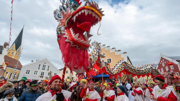 Mehrere Tausend Menschen sind an diesem Donnerstag wieder zum traditionellen Chinesenfasching im Altmühl-Städtchen Dietfurt gekommen.