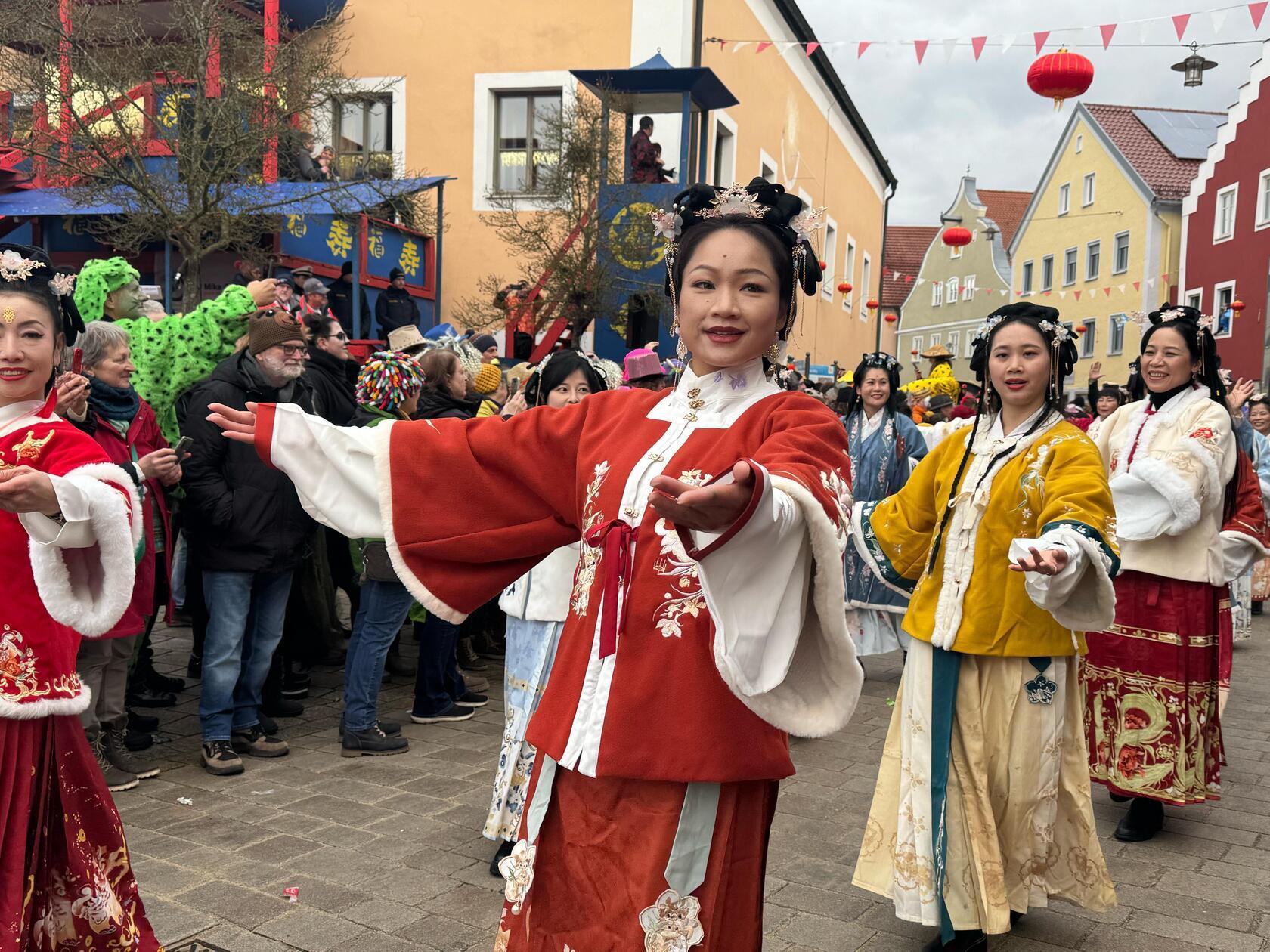 Nach Angaben der Stadt waren knapp 50 Gruppen für den Faschingsumzug angemeldet, so die "Deutsche Presseagentur". Viele davon hatten einen fernöstlichen Touch.