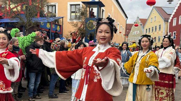 Nach Angaben der Stadt waren knapp 50 Gruppen für den Faschingsumzug angemeldet, so die "Deutsche Presseagentur". Viele davon hatten einen fernöstlichen Touch.