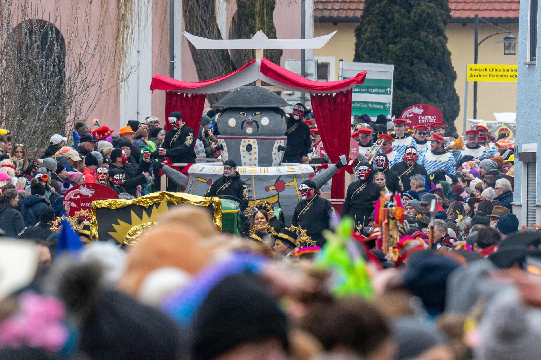 Seit den 1950er-Jahren wurden auch immer wieder "Kaiser" ausgerufen, die über den Faschingsumzug herrschen. Vor wenigen Jahren kam dann auch erstmals eine "Kaiserin" hinzu.