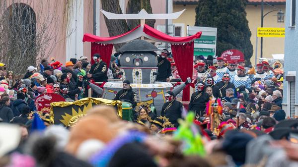 Seit den 1950er-Jahren wurden auch immer wieder "Kaiser" ausgerufen, die über den Faschingsumzug herrschen. Vor wenigen Jahren kam dann auch erstmals eine "Kaiserin" hinzu.