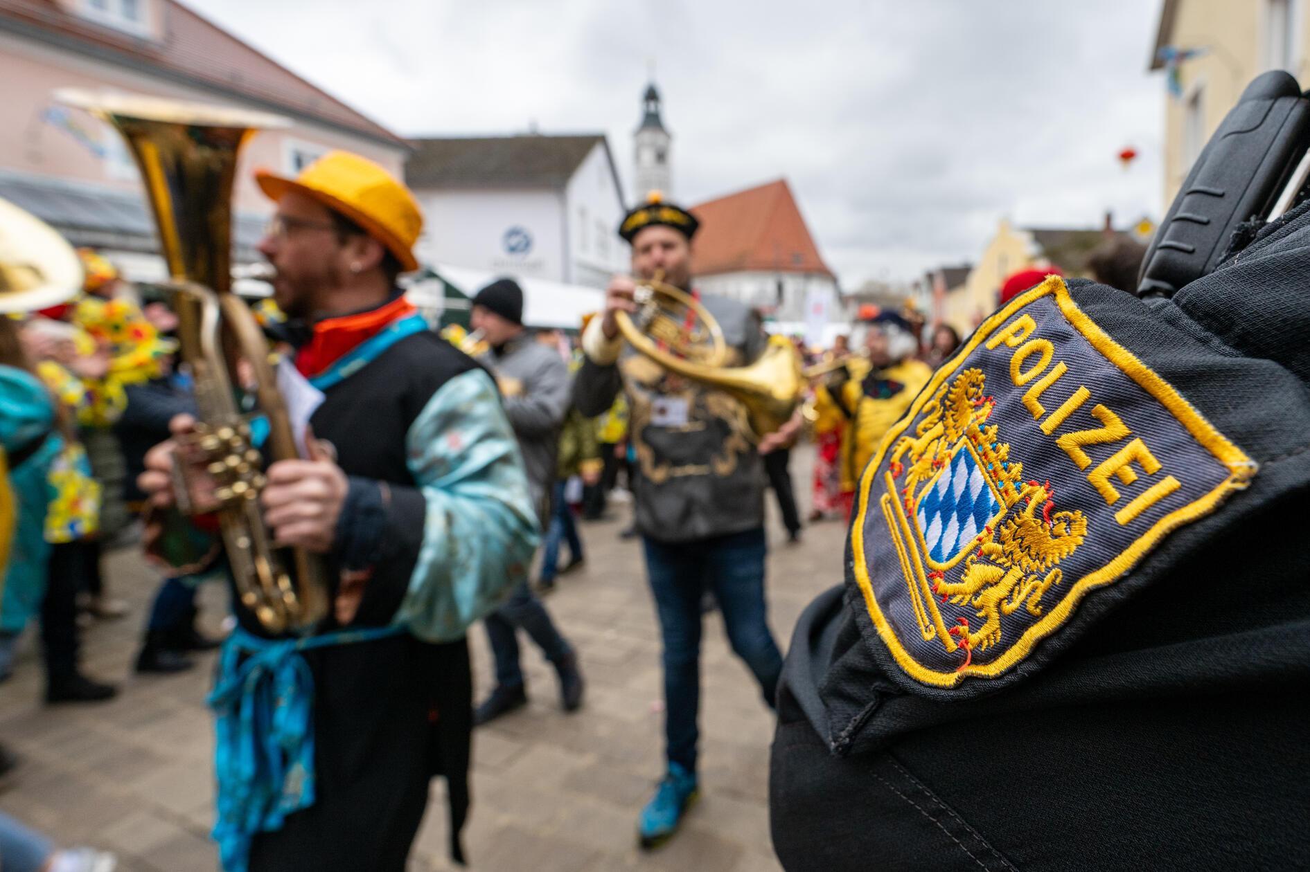 Die Stimmung an diesem Donnerstag war trotz erhöhter Polizeipräsenz ausgelassen. Nach den Anschlägen von Magdeburg und zuletzt München wurden auch in Dietfurt in diesem Jahr die Sicherheitsvorkehrungen für den Umzug nochmals massiv und sichtbar erhöht.
