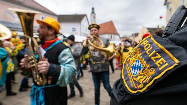 Die Stimmung an diesem Donnerstag war trotz erhöhter Polizeipräsenz ausgelassen. Nach den Anschlägen von Magdeburg und zuletzt München wurden auch in Dietfurt in diesem Jahr die Sicherheitsvorkehrungen für den Umzug nochmals massiv und sichtbar erhöht.
