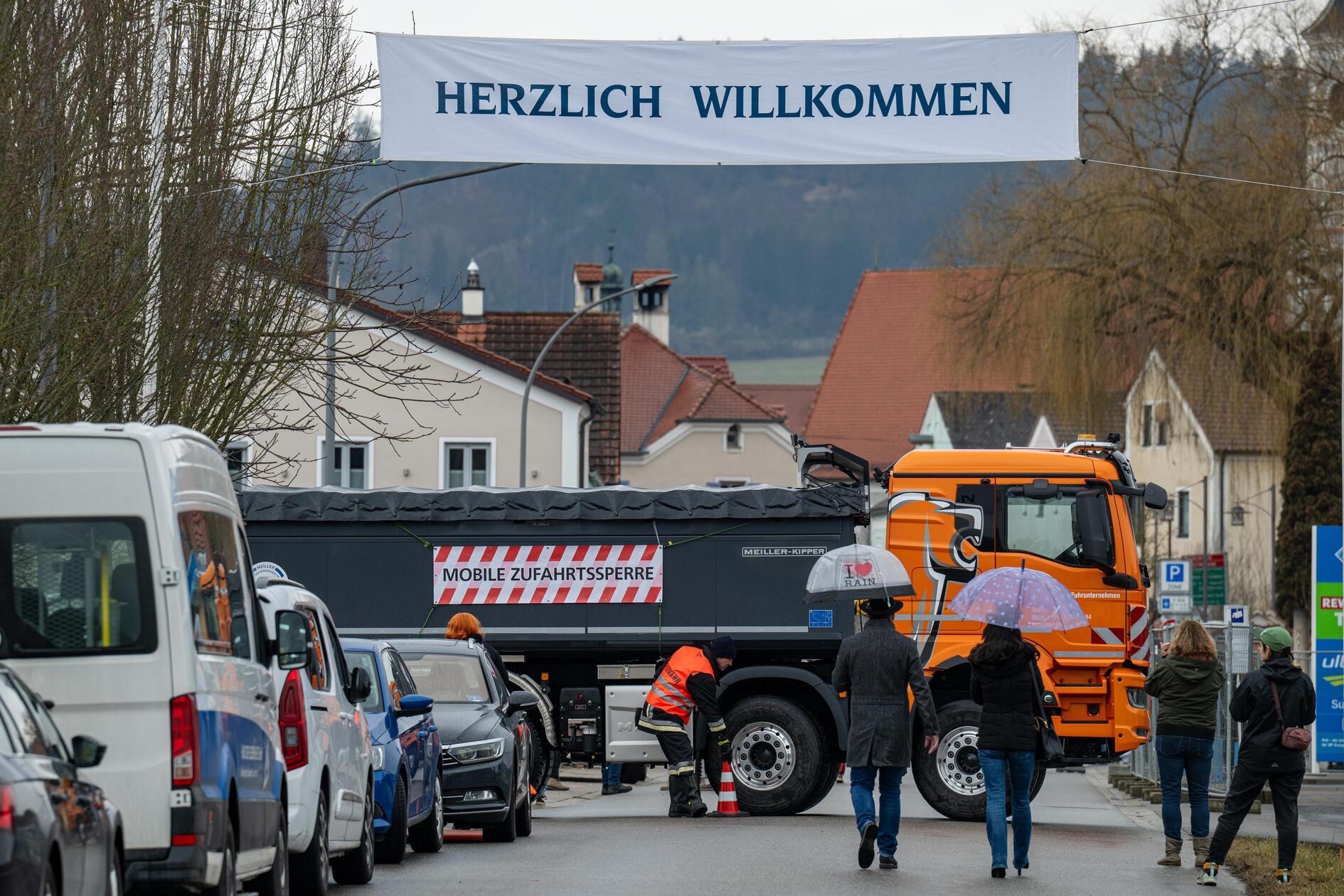 So hat die Kommune beispielsweise zusätzliche Straßensperren eingerichtet.