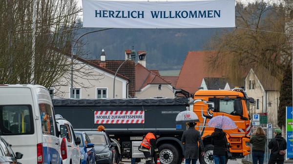 So hat die Kommune beispielsweise zusätzliche Straßensperren eingerichtet.