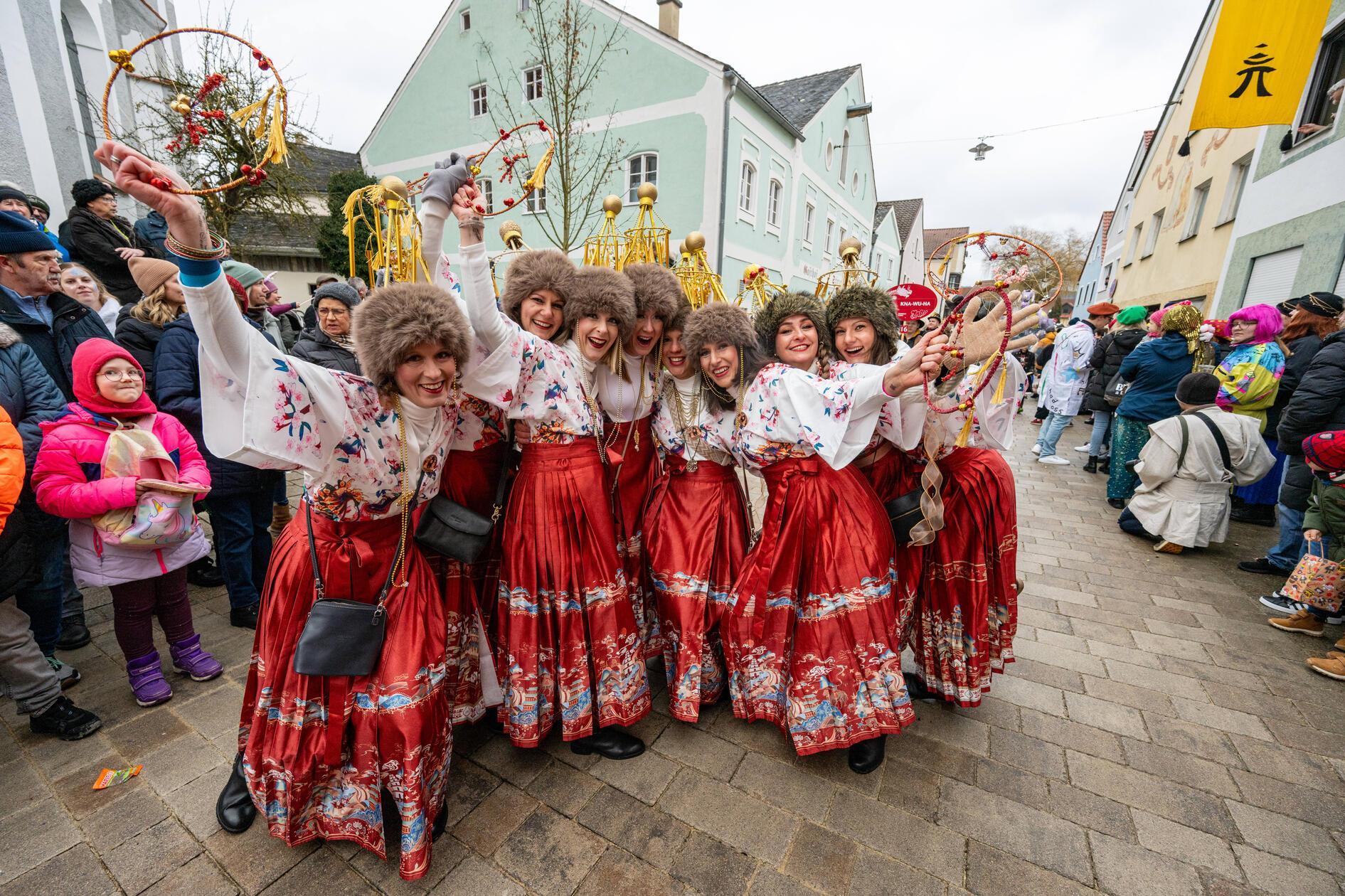 Die Stadtverwaltung hat auf die Kritik jedoch reagiert, indem sie einige Änderungen vorgenommen hat. So wurden ältere Internetbilder mit gelb geschminkten Gesichtern beispielsweise entfernt. Auch bei den angemeldeten Fußgruppen und Wagen des Umzugs sollen keine mehr zu sehen sein, heißt es.