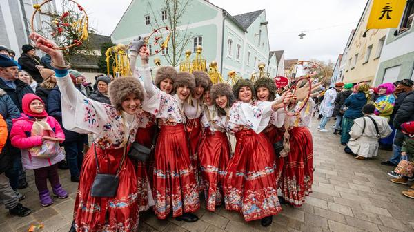 Die Stadtverwaltung hat auf die Kritik jedoch reagiert, indem sie einige Änderungen vorgenommen hat. So wurden ältere Internetbilder mit gelb geschminkten Gesichtern beispielsweise entfernt. Auch bei den angemeldeten Fußgruppen und Wagen des Umzugs sollen keine mehr zu sehen sein, heißt es.