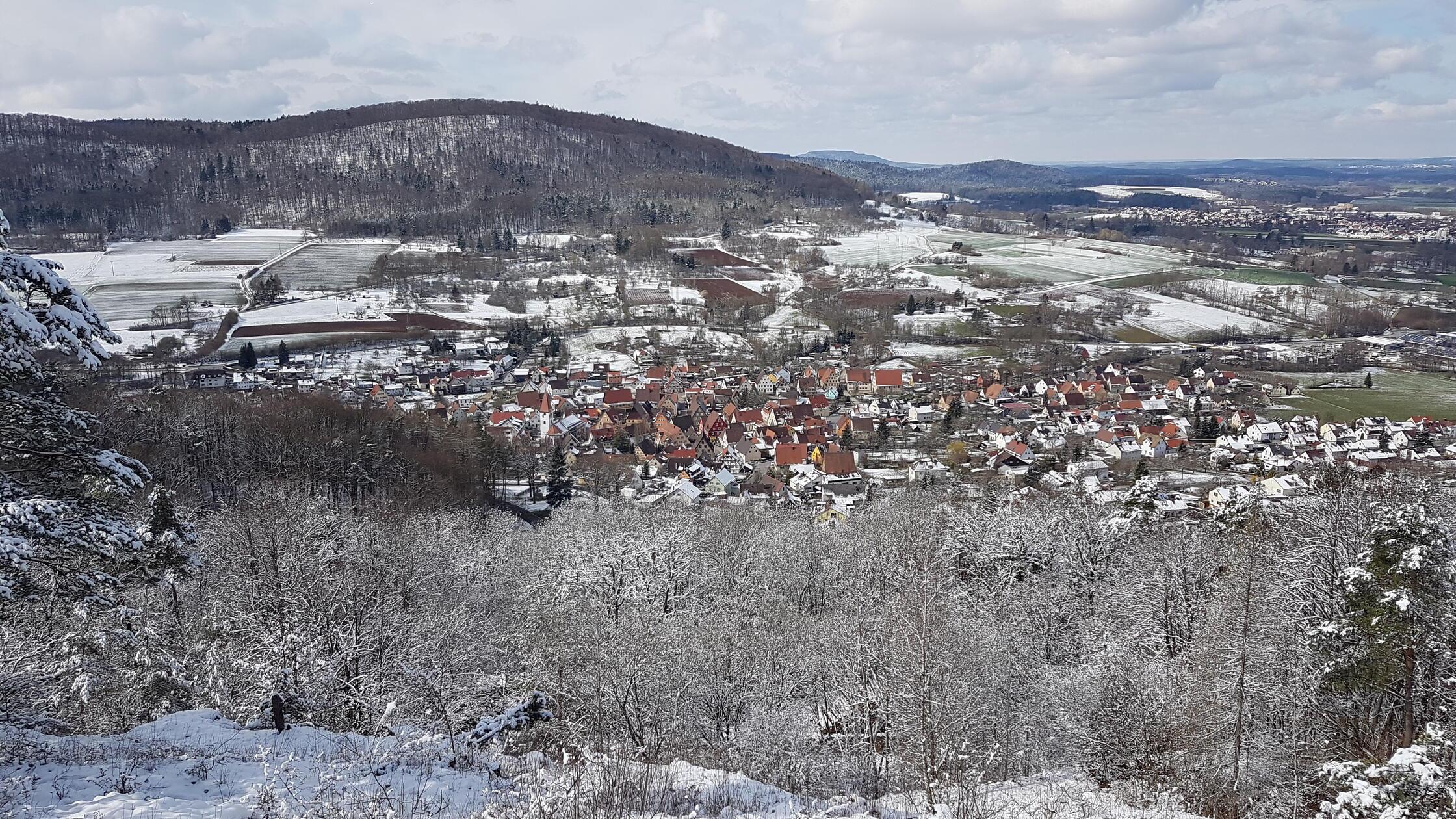Blick vom Steinbruch auf Happurg und Hersbruck.