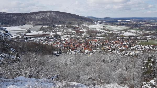 Blick vom Steinbruch auf Happurg und Hersbruck.