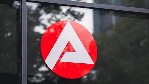 ARCHIV - 02.08.2021, Berlin: Das Logo der Agentur