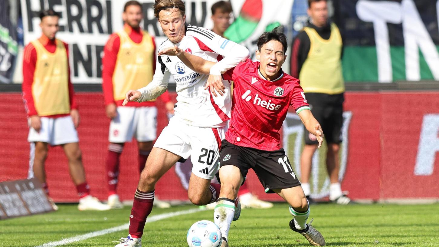 Die Mittelfeldspieler Caspar Jander und Hyunju Lee im Zweikampf. Das Hinspiel verlor der Club mit 0:2. Die Mittelfeldspieler Caspar Jander und Hyunju Lee im Zweikampf. Das Hinspiel verlor der Club mit 0:2.