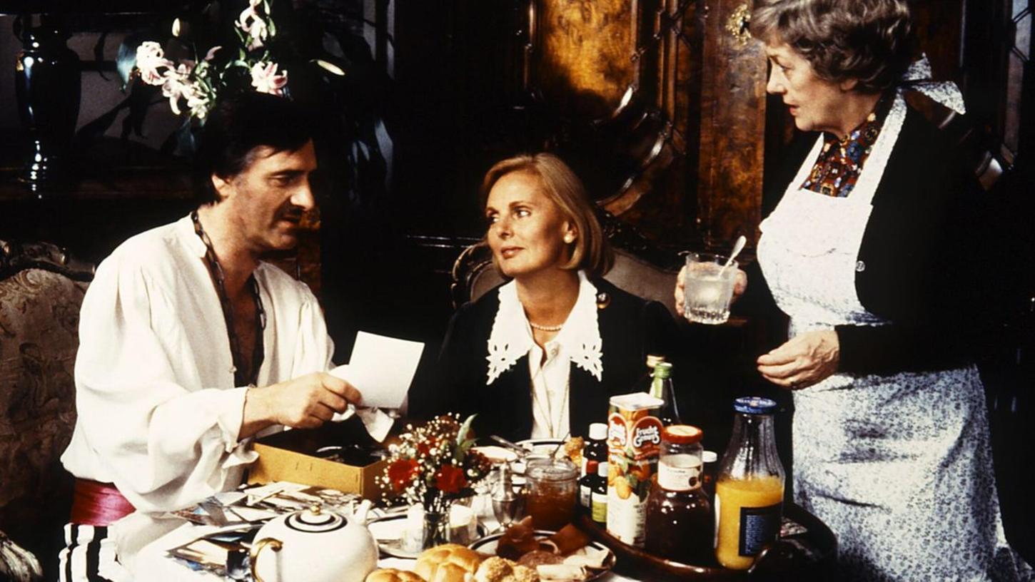 So viel Charme auf einmal: Vom Faschingsfieber erfasst, freut sich "Monaco Franze" (Helmut Fischer) darauf, die Bälle als Seeräuber unsicher zu machen. Seiner Gattin Annette (Ruth Maria Kubitschek, Mitte) sind solche Veranstaltungen eher suspekt. Gut, dass Haushälterin Irmgard (Erni Singerl) nach turbulenten Nächten stets mit der nötigen Medizin zur Stelle ist. Die Folge "Der Herr der sieben Meere" ist am Faschingsdienstag, 4. März, im BR zu sehen. So viel Charme auf einmal: Vom Faschingsfieber erfasst, freut sich "Monaco Franze" (Helmut Fischer) darauf, die Bälle als Seeräuber unsicher zu machen. Seiner Gattin Annette (Ruth Maria Kubitschek, Mitte) sind solche Veranstaltungen eher suspekt. Gut, dass Haushälterin Irmgard (Erni Singerl) nach turbulenten Nächten stets mit der nötigen Medizin zur Stelle ist. Die Folge "Der Herr der sieben Meere" ist am Faschingsdienstag, 4. März, im BR zu sehen.