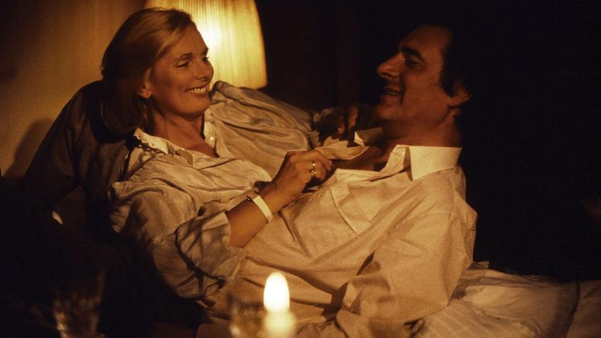 Obwohl sie doch so völlig verschieden sind, kommen der Monaco Franze (Helmut Fischer) und seine Frau Annette (Ruth Maria Kubitschek) nicht voneinander los. Obwohl sie doch so völlig verschieden sind, kommen der Monaco Franze (Helmut Fischer) und seine Frau Annette (Ruth Maria Kubitschek) nicht voneinander los.