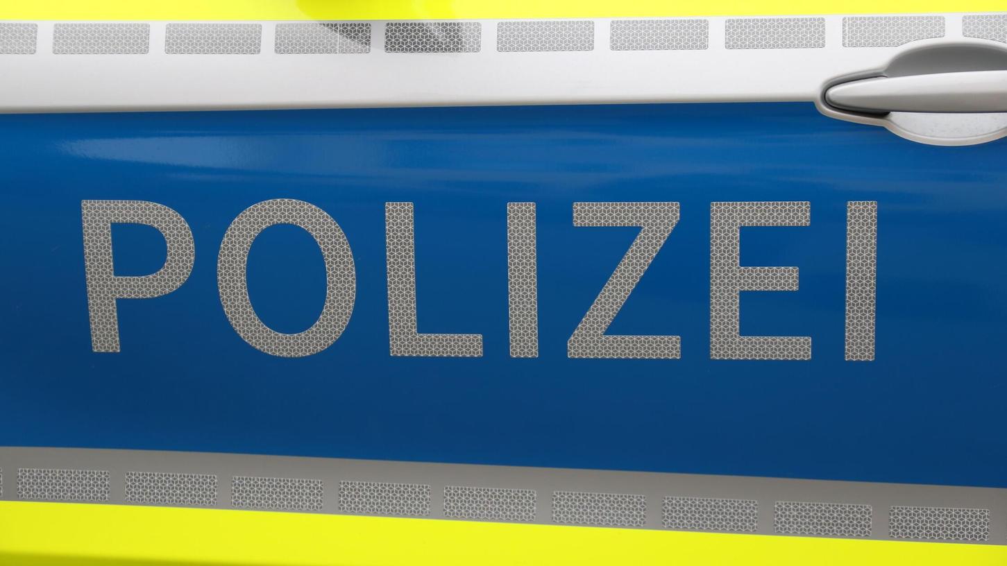 Insgesamt neun beschmierte Schilder fand eine Streife der Polizei bei Altdorf vor. Insgesamt neun beschmierte Schilder fand eine Streife der Polizei bei Altdorf vor.
