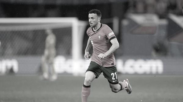 Der portugiesische Fußballprofi Diogo Jota ist bei einem Autounfall tödlich verunglückt. Der 28-jährige Spieler vom FC Liverpool und sein Bruder André (25) waren mit einem gemieteten Sportwagen zur Hafenstadt Santander an der spanischen Nordküste unterwegs. Ihr Wagen kam in der Nacht zu Donnerstag (03.07.2025) von der Straße ab und ging in Flammen auf.