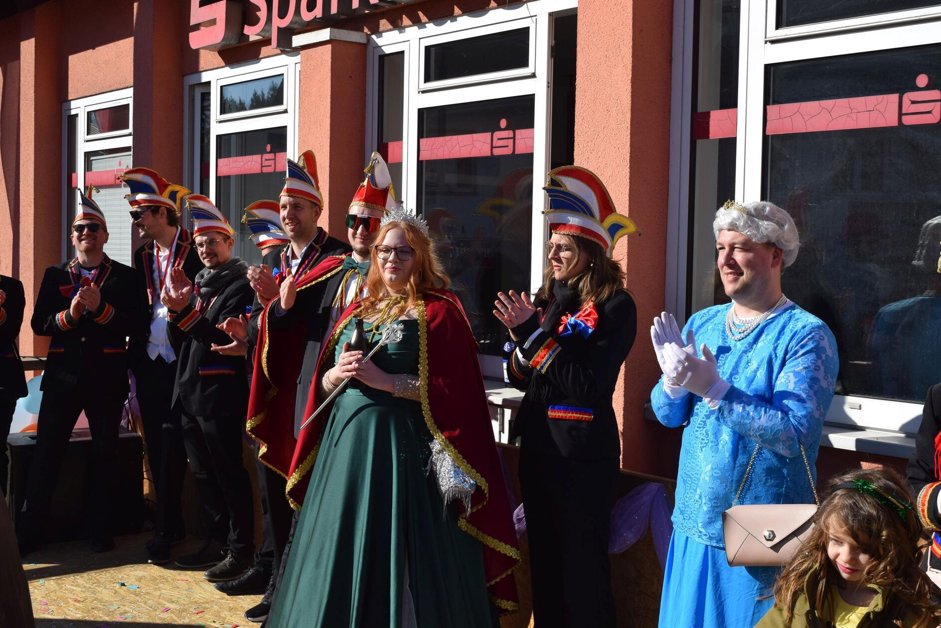 Wenn die Queen sich nicht rasiert: So war der Faschingszug in Deining 2025