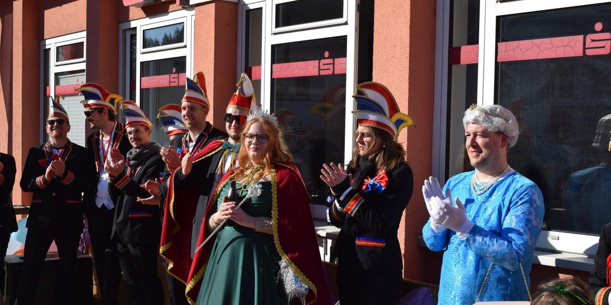 Wenn die Queen sich nicht rasiert: So war der Faschingszug in Deining 2025