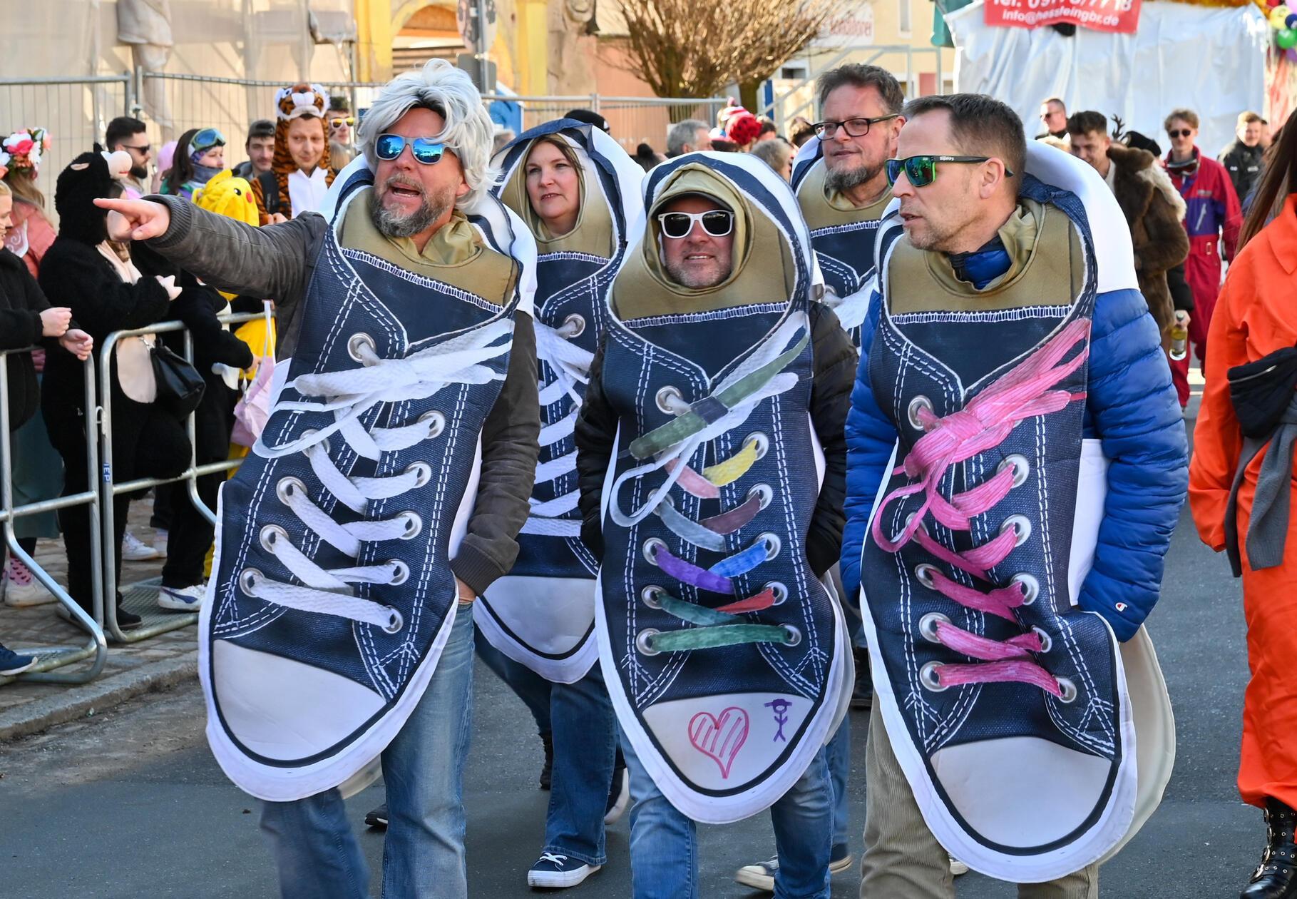 Manche hatten am Faschingszug eben etwas größere Schuhe an...