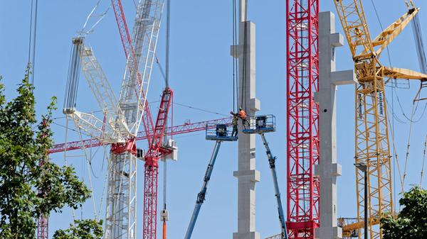 Eine neue Fabrikhalle entsteht. Montagearbeiter zw