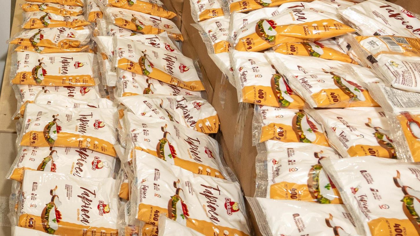 Päckchen von Speisestärke liegen nach dem Fund von mehr als 500 Kilo Kokain in Paketen. Päckchen von Speisestärke liegen nach dem Fund von mehr als 500 Kilo Kokain in Paketen.