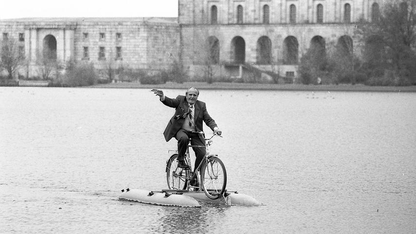 Trockenen Fußes über den Dutzendteich: Im Rahmen der IENA 1981 führte der Nürnberger Ernst Zeitler sein Wasserfahrrad vor. Mittels Pedalbetrieb wurde die Antriebsschraube in Schwung gehalten, das Vorderrad war mit einem Ruder verbunden. Leider schaffte es diese sympathische Erfindung nicht in die Serienfertigung, ein Hingucker war dieses außergewöhnliche Fortbewegungsmittel aber allemal. Trockenen Fußes über den Dutzendteich: Im Rahmen der IENA 1981 führte der Nürnberger Ernst Zeitler sein Wasserfahrrad vor. Mittels Pedalbetrieb wurde die Antriebsschraube in Schwung gehalten, das Vorderrad war mit einem Ruder verbunden. Leider schaffte es diese sympathische Erfindung nicht in die Serienfertigung, ein Hingucker war dieses außergewöhnliche Fortbewegungsmittel aber allemal.