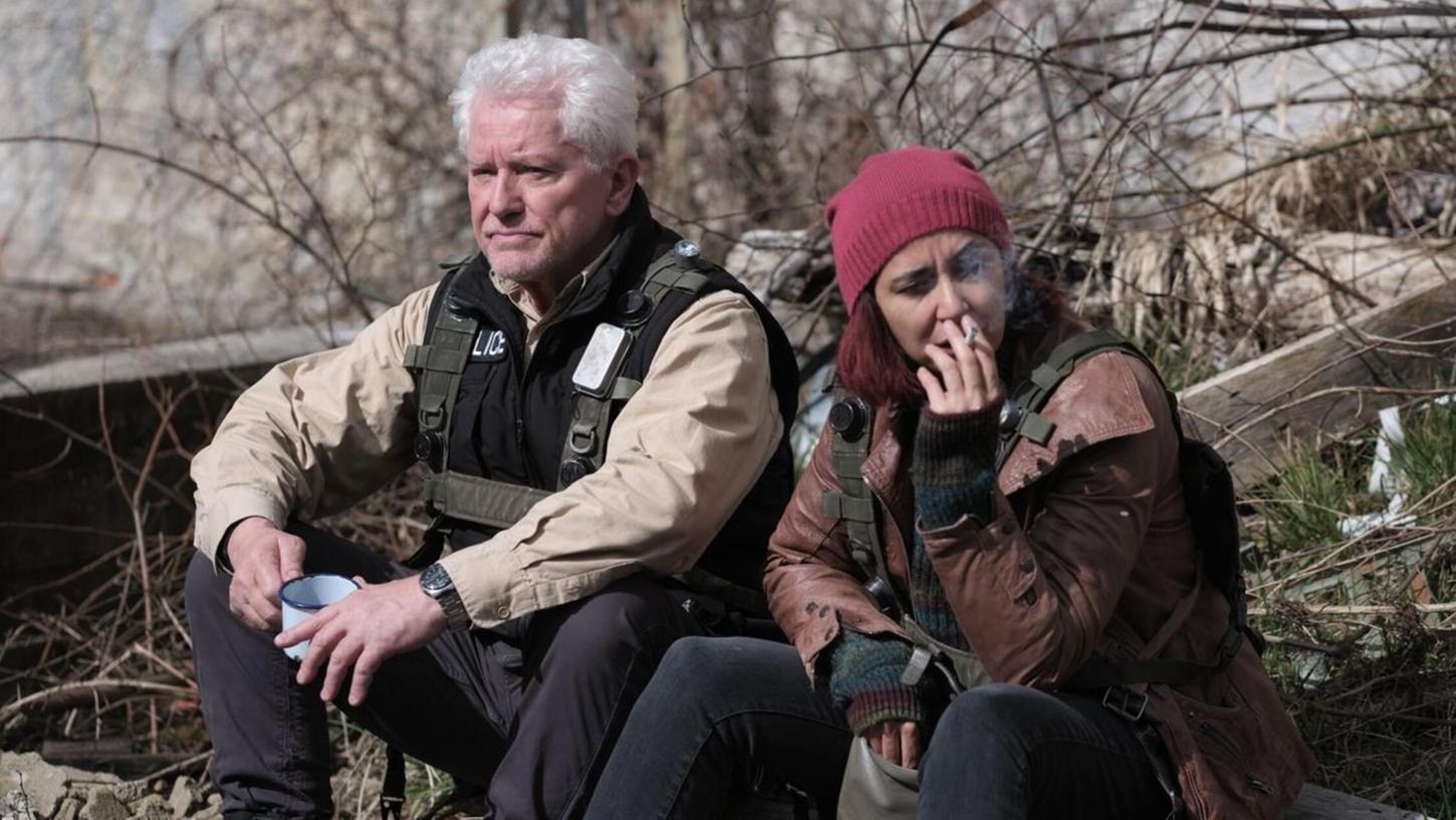 Hauptkommissar Ivo Batic (Miroslav Nemec) ermittelte im "Tatort: Charlie" undercover als "Civilian on the Battlefield". Dabei schloss er schnell eine Freundschaft mit Mila Topic (Dorka Gryllus). Hauptkommissar Ivo Batic (Miroslav Nemec) ermittelte im "Tatort: Charlie" undercover als "Civilian on the Battlefield". Dabei schloss er schnell eine Freundschaft mit Mila Topic (Dorka Gryllus).