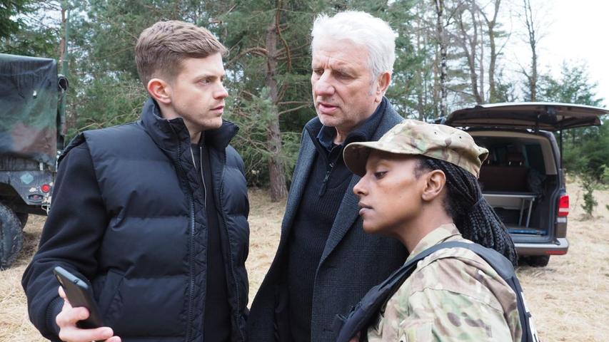 Im "Tatort: Charlie" ermittelten Kalli Hammermann (Ferdinand Hofer, links), Franz Leitmayr (Udo Wachtveitl) und Major Jennifer Miller (Yodit Tarikwa) im Fall zweier toter "Civilians on the Battlefield" (kurz: COBs). Im "Tatort: Charlie" ermittelten Kalli Hammermann (Ferdinand Hofer, links), Franz Leitmayr (Udo Wachtveitl) und Major Jennifer Miller (Yodit Tarikwa) im Fall zweier toter "Civilians on the Battlefield" (kurz: COBs).