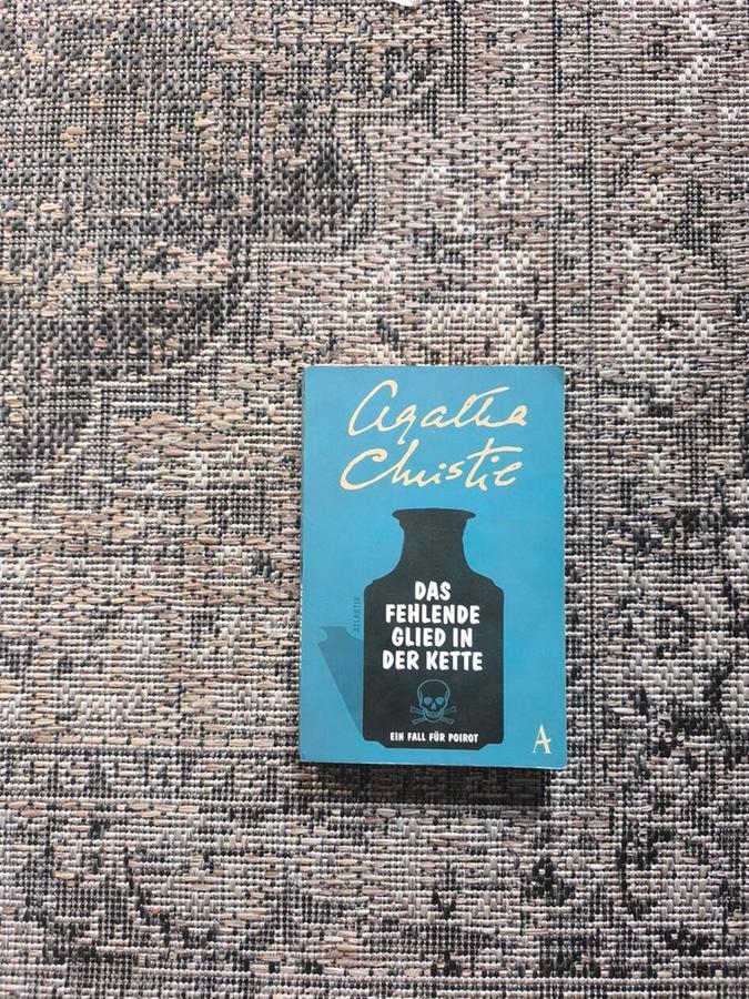 „Das fehlende Glied in der Kette“ von Agatha Christie, in der 2015er-Ausgabe vom Verlag Hoffmann und Campe. „Das fehlende Glied in der Kette“ von Agatha Christie, in der 2015er-Ausgabe vom Verlag Hoffmann und Campe.
