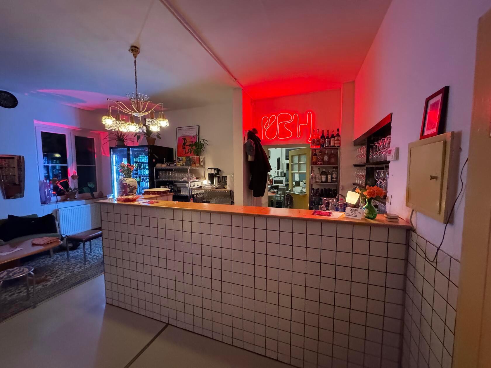 ... aber innen wartet die selbstgebaute, neue Theke, ...