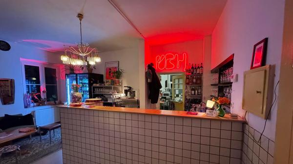 ... aber innen wartet die selbstgebaute, neue Theke, ...