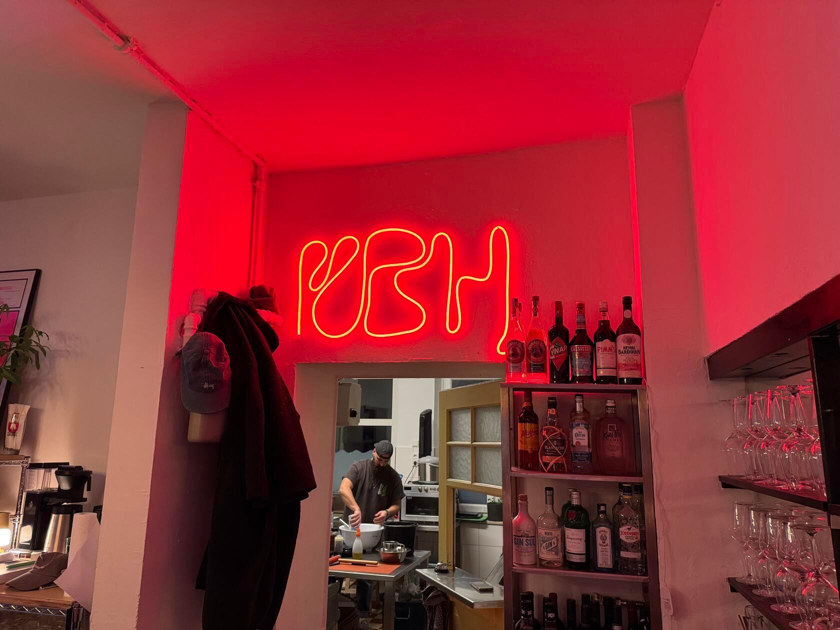 ... samt Neon-Schriftzug.