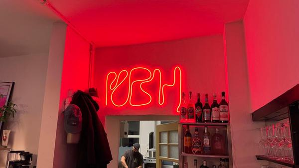 ... samt Neon-Schriftzug.